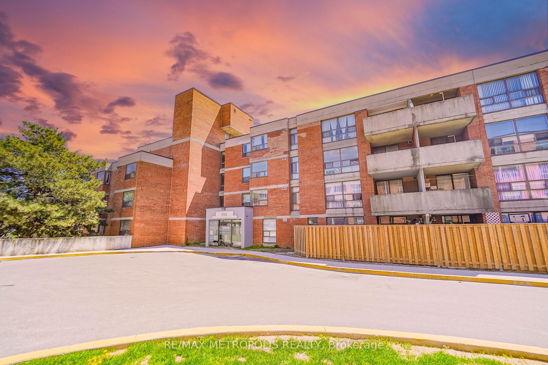 3 Bedrooms Condo at 1701 McCowan, Toronto For sale