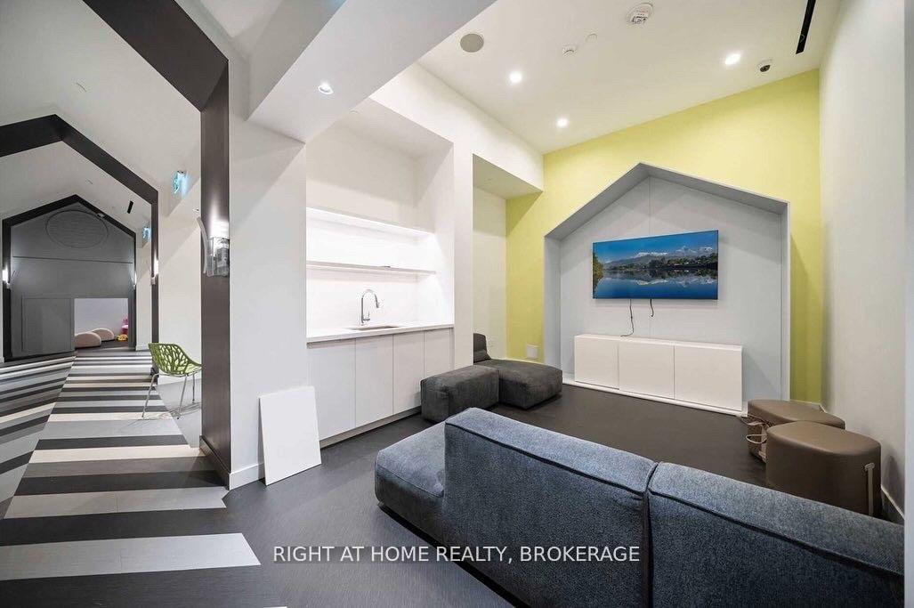 2 Bedrooms Condo at 39 Roehampton, Toronto For sale
