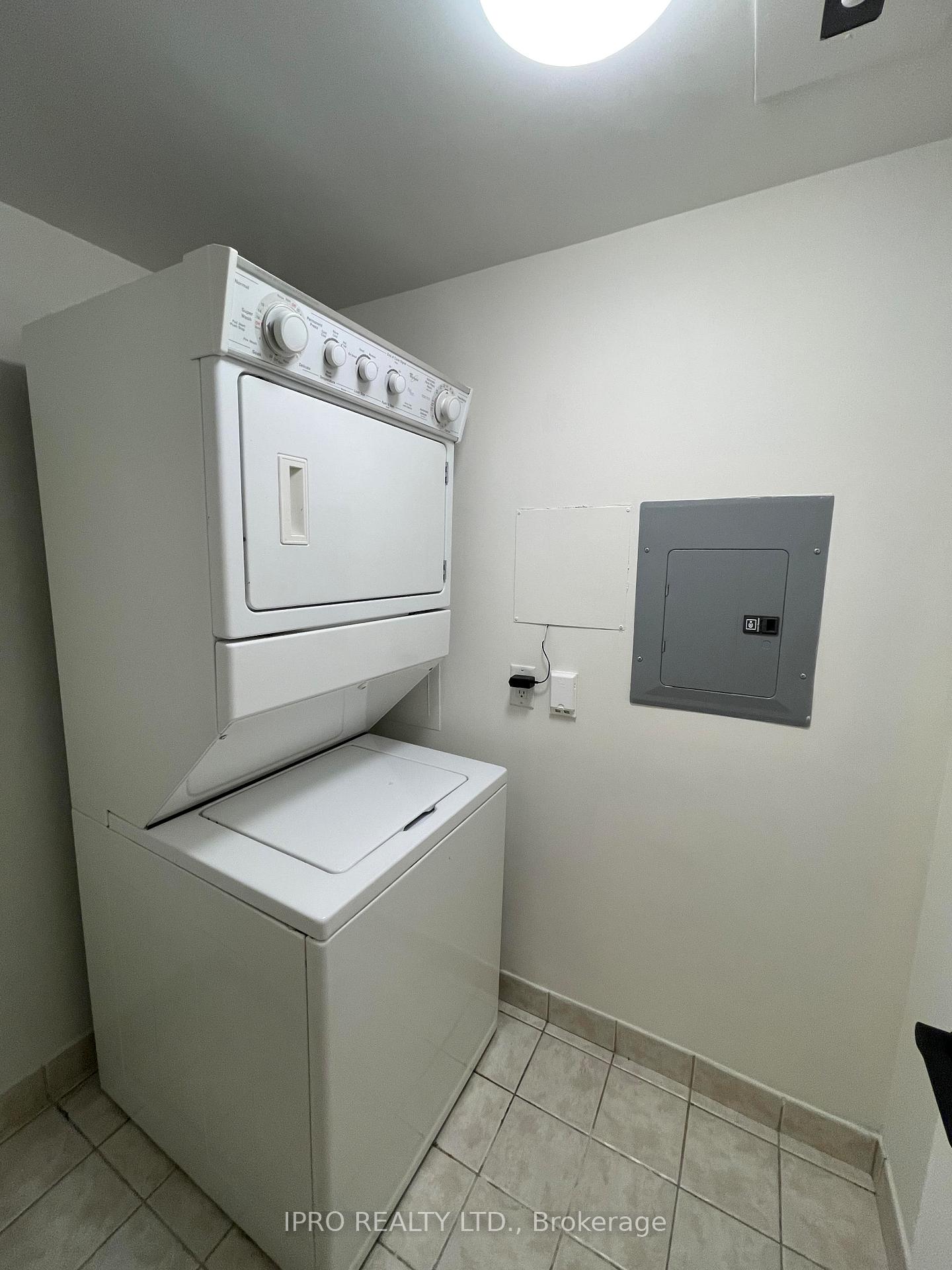 3 Bedrooms Condo at 25 Kingsbridge, Mississauga For sale