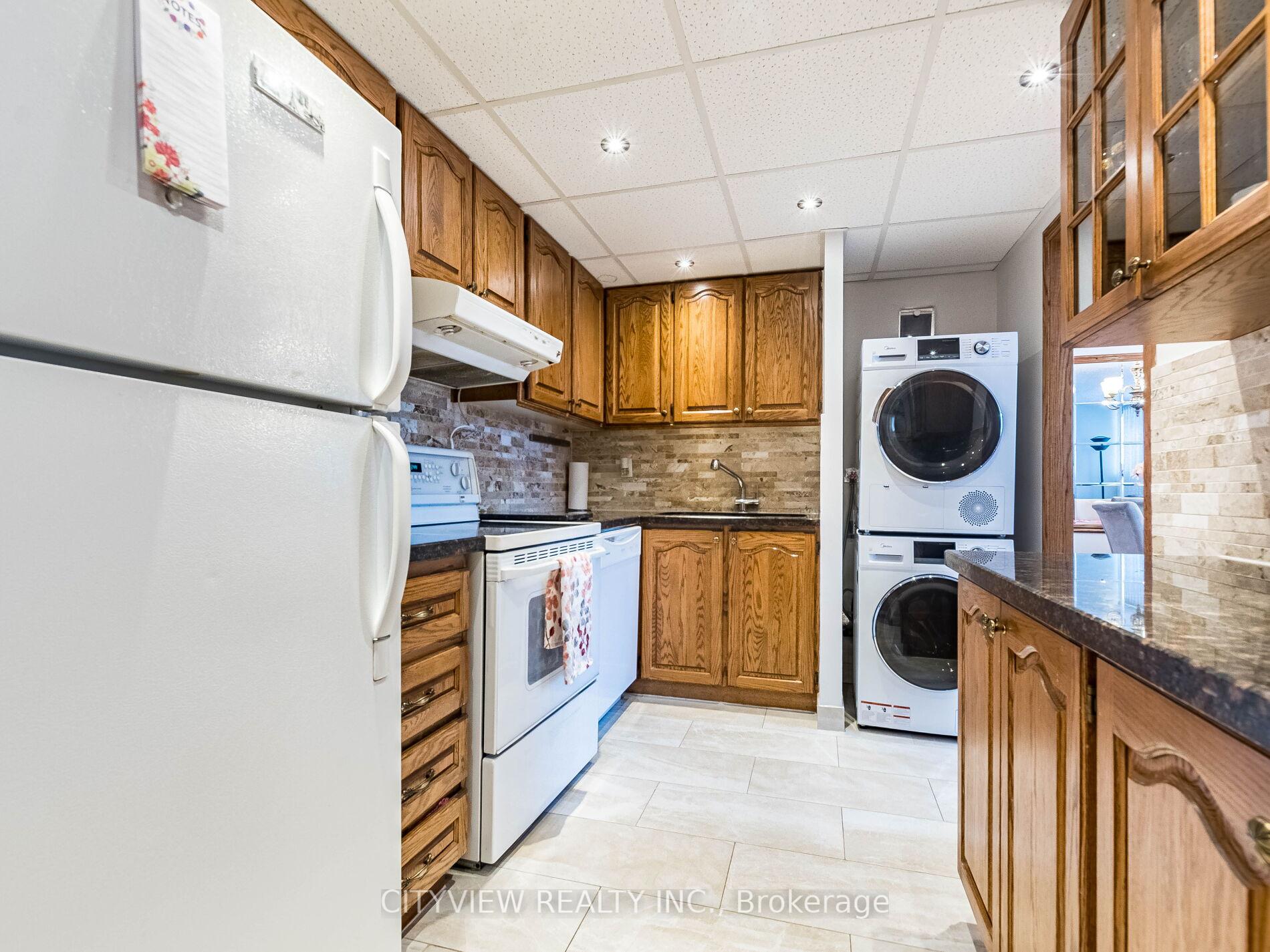 3 Bedrooms Condo at 3700 Kaneff, Mississauga For sale