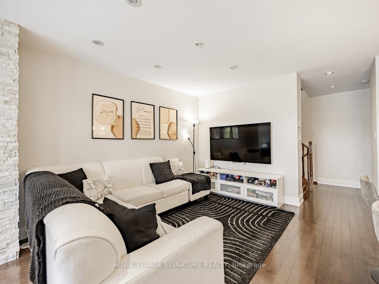 3 Bedrooms Condo at 1211 Parkwest, Mississauga For sale
