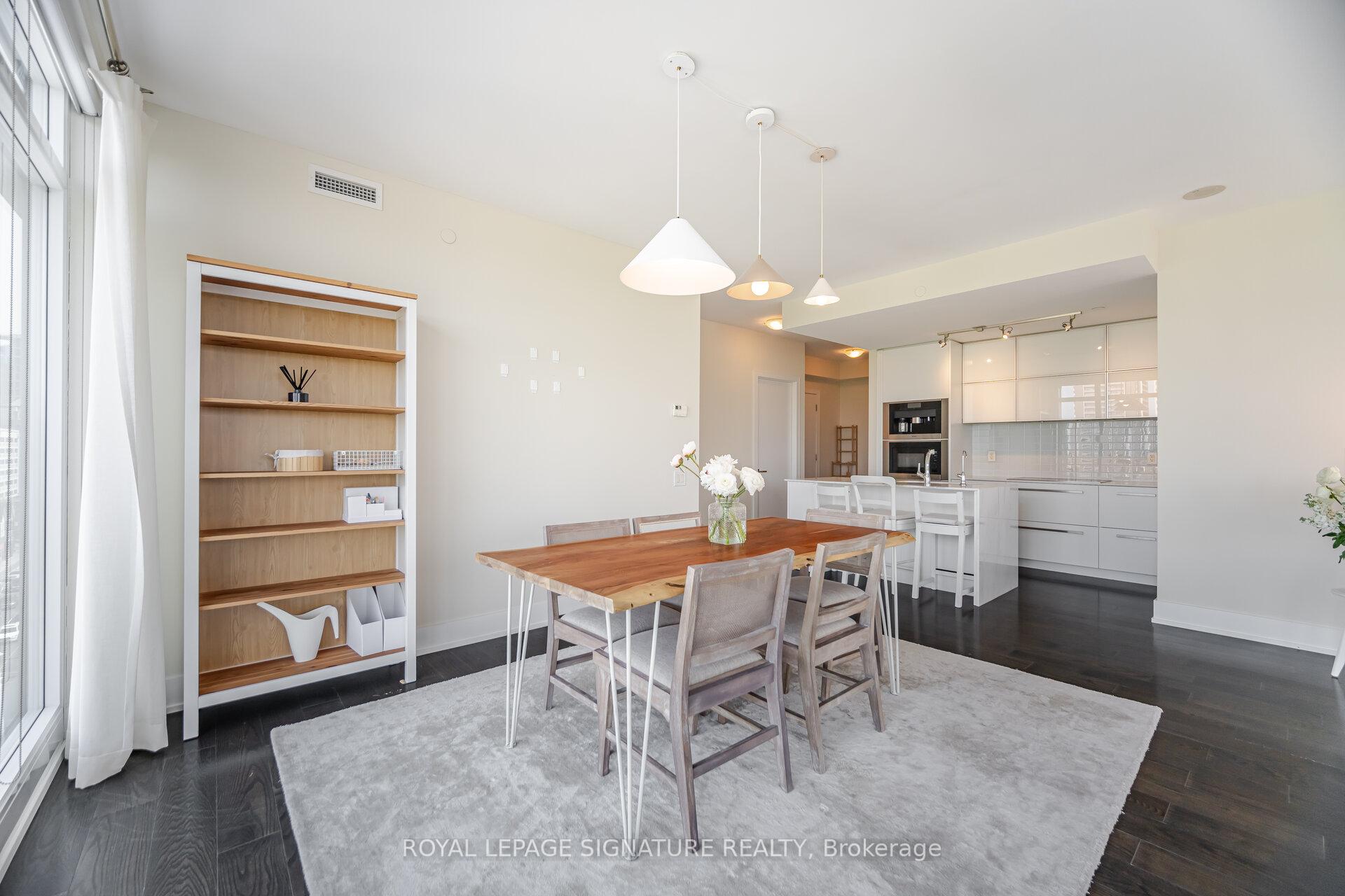 2 Bedrooms Condo at 170 Avenue, Toronto For sale