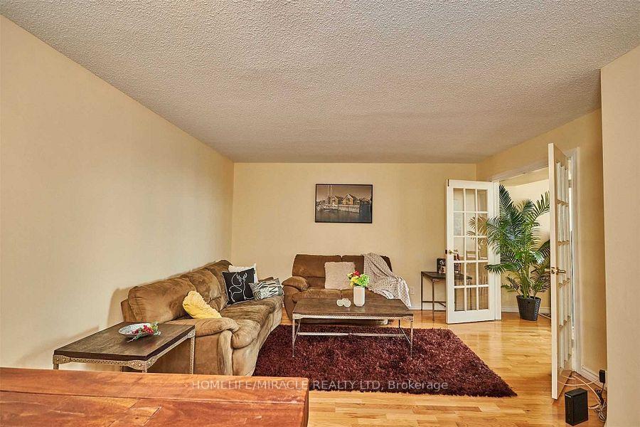 2 Bedrooms Condo at 41 Markbrook, Toronto For sale