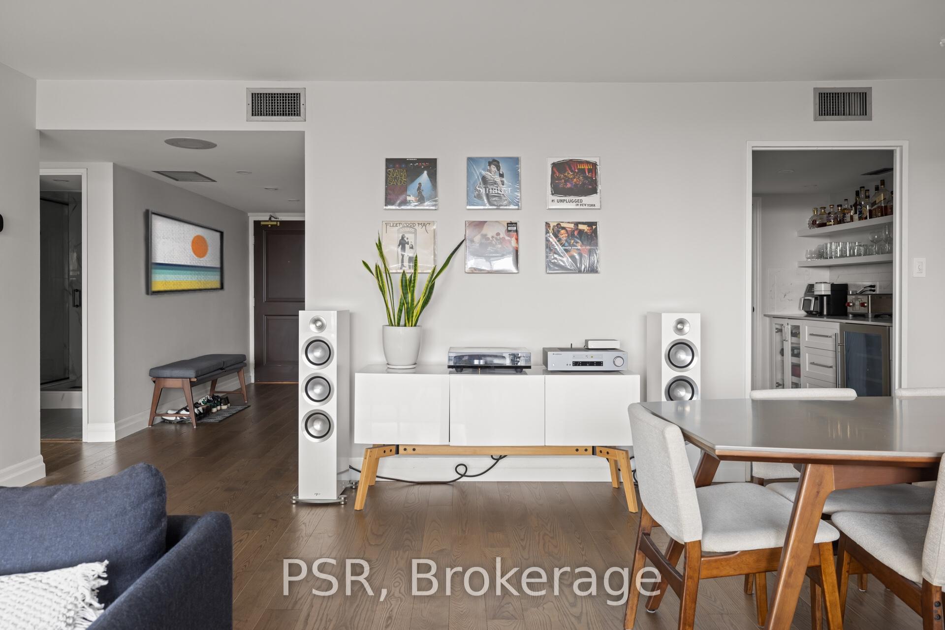 2 Bedrooms Condo at 30 Wellington, Toronto For sale