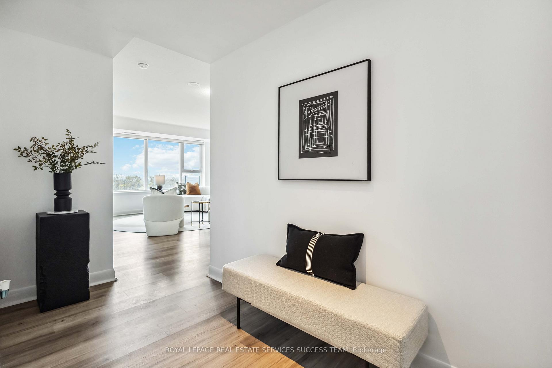 2 Bedrooms Condo at 25 Town Centre,  Toronto For sale