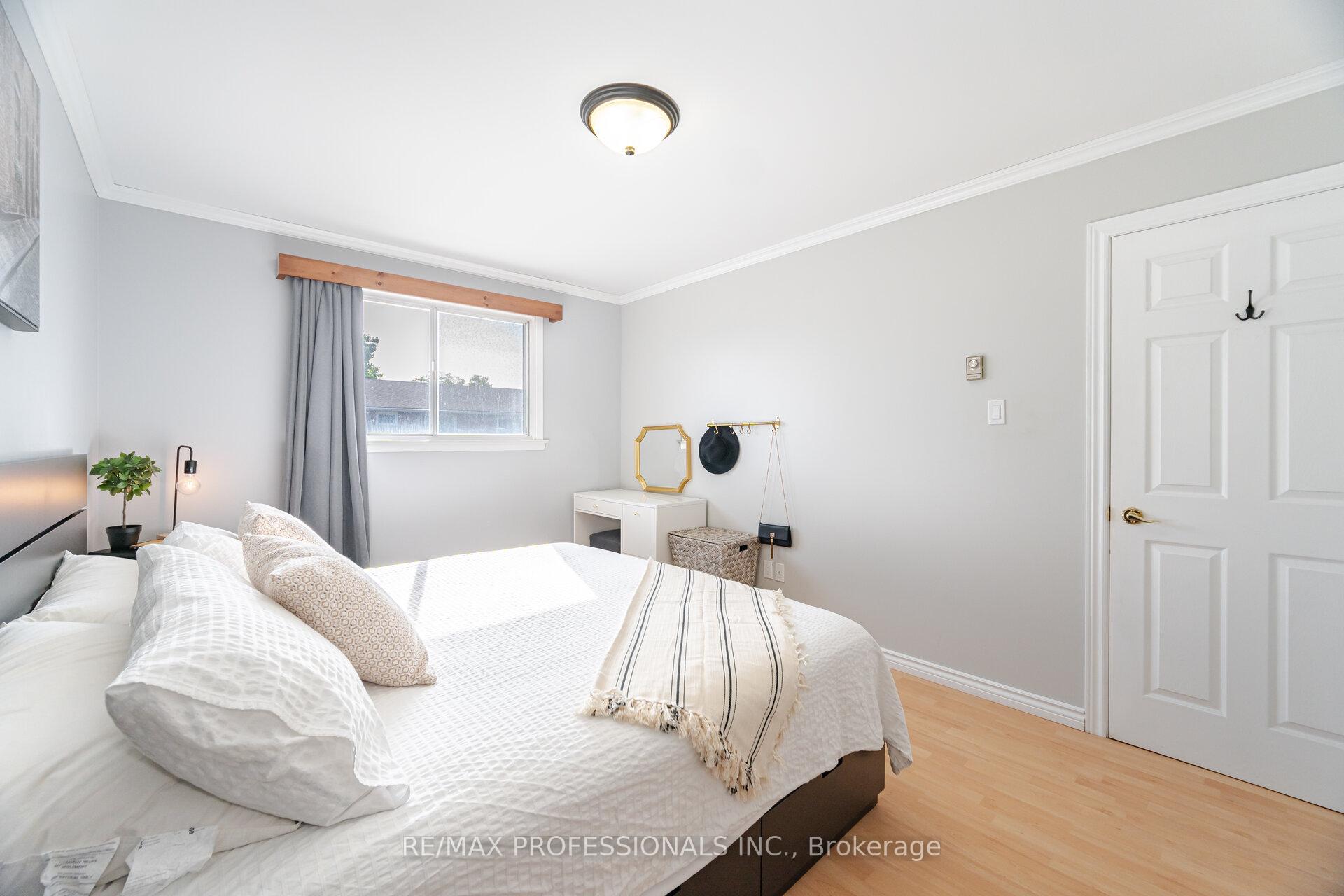 3 Bedrooms Condo at 582 Renforth, Toronto For sale