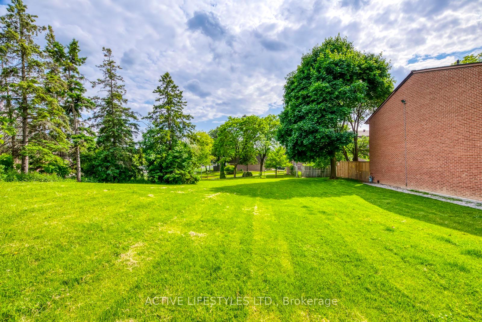 4 Bedrooms Condo at 2301 Derry, Mississauga For sale
