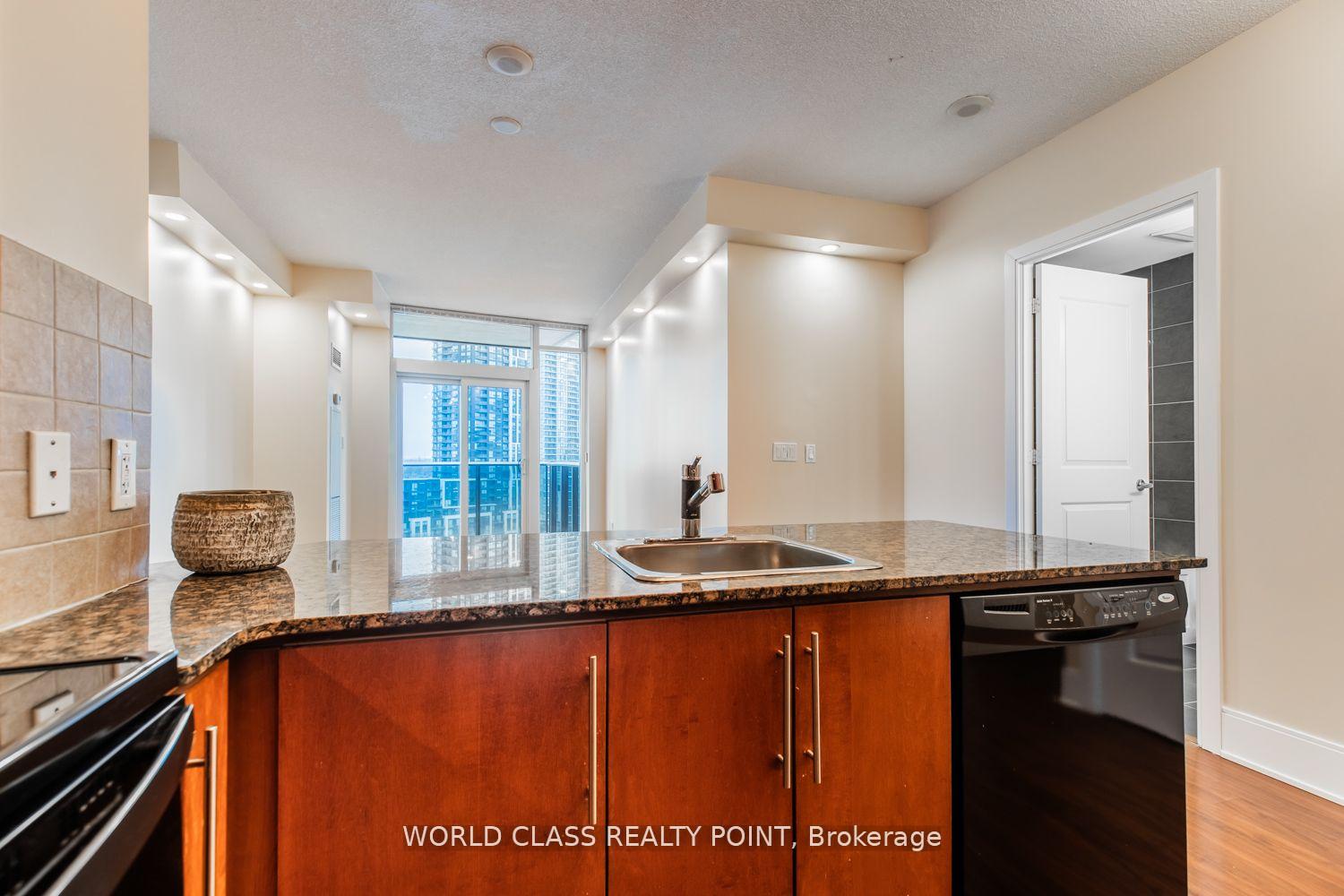 2 Bedrooms Condo at 330 Burnhamthorpe, Mississauga For sale