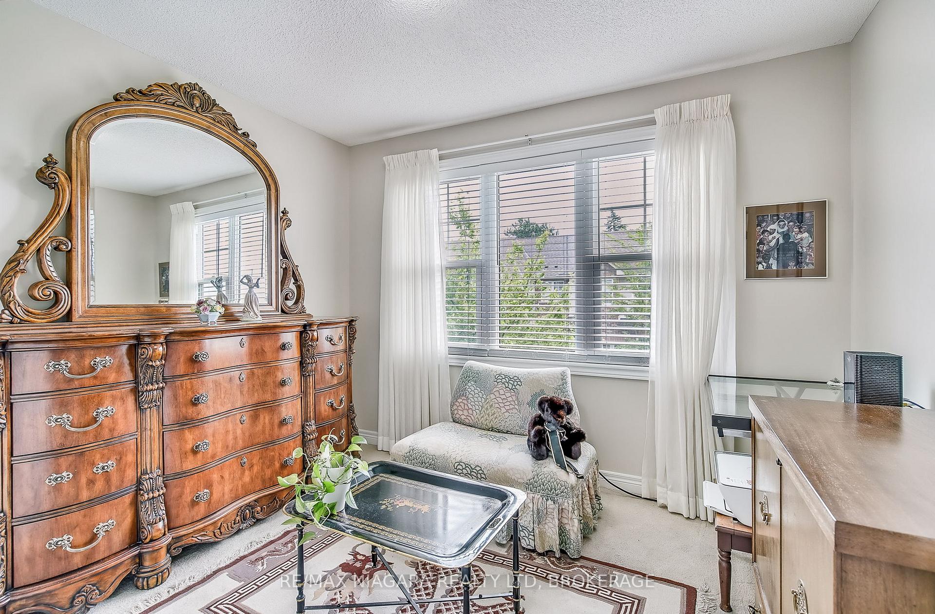 3 Bedrooms Condo at 5 Liddycoat, Hamilton For sale