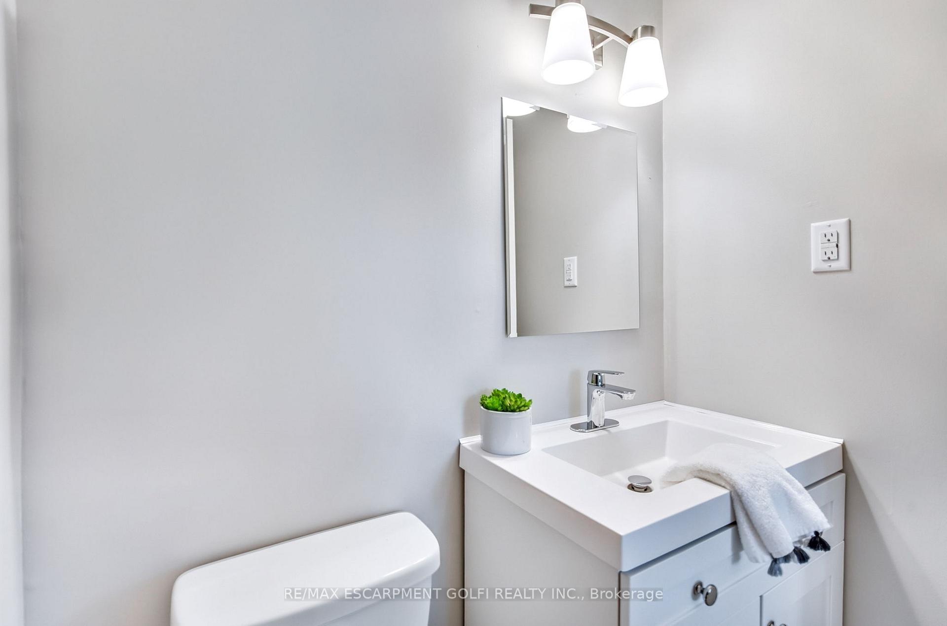 4 Bedrooms Condo at 3041 Glencrest,  Burlington For sale