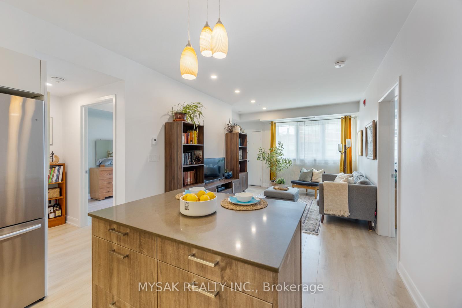 2 Bedrooms Condo at 385 Osler, Toronto For sale