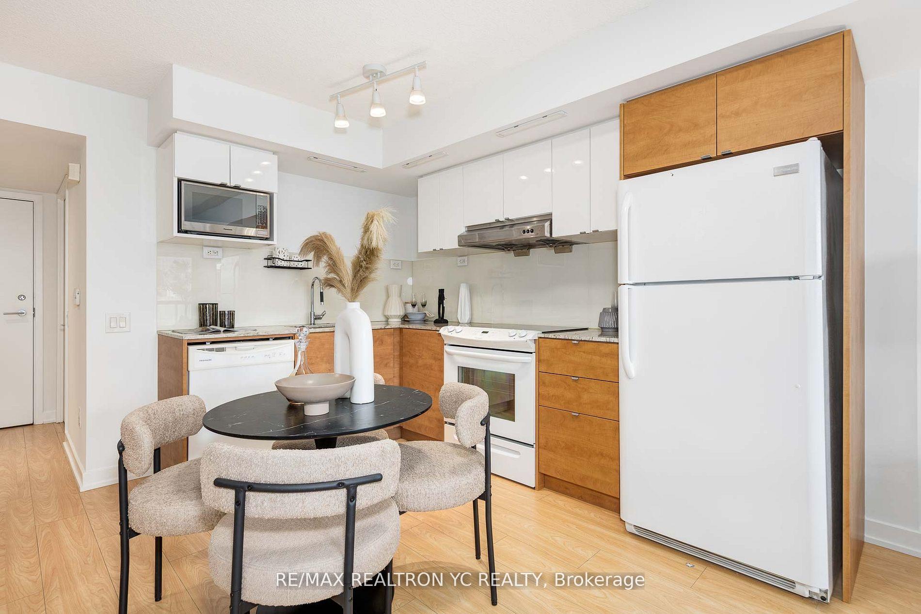 2 Bedrooms Condo at 121 Mcmahon, Toronto For sale