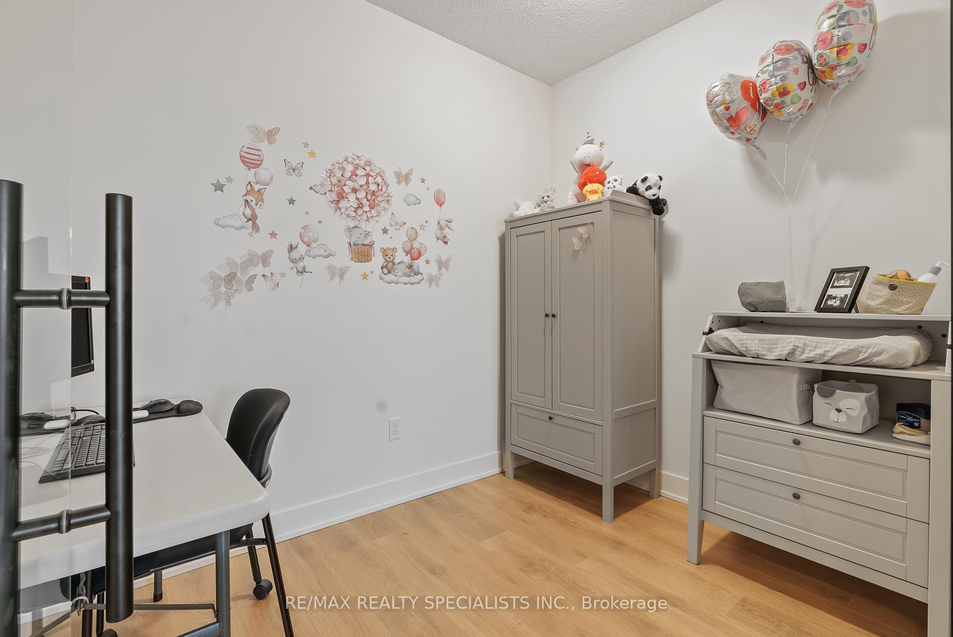 2 Bedrooms Co-op at 202 Burnhamthorpe, Mississauga For sale