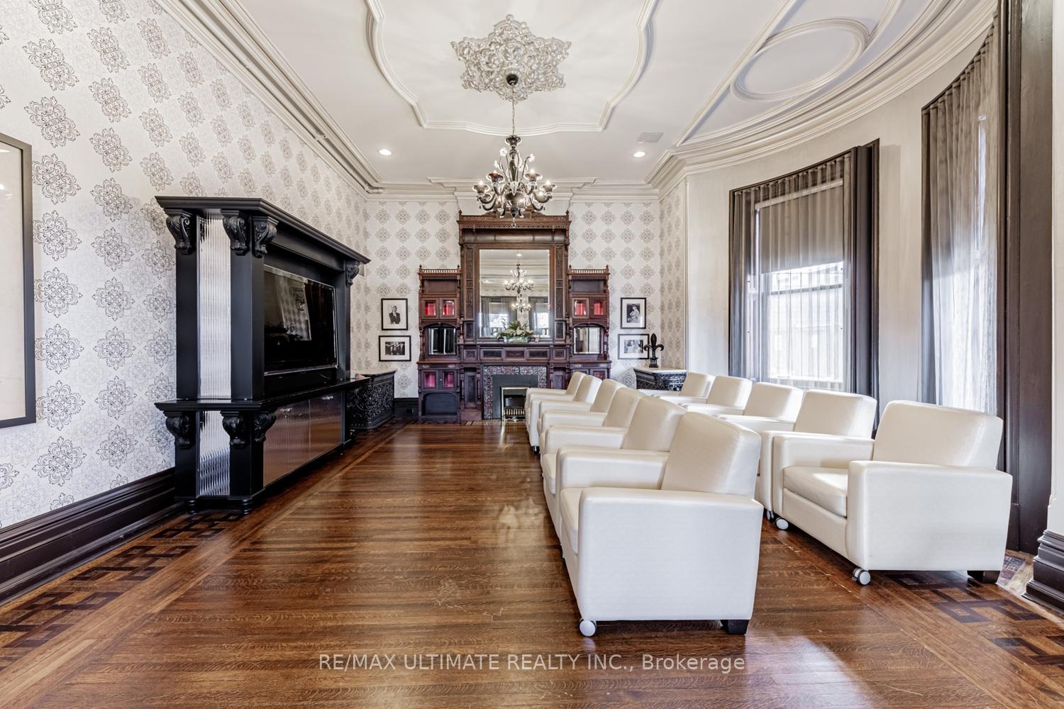 2 Bedrooms Condo at 28 Linden, Toronto For sale