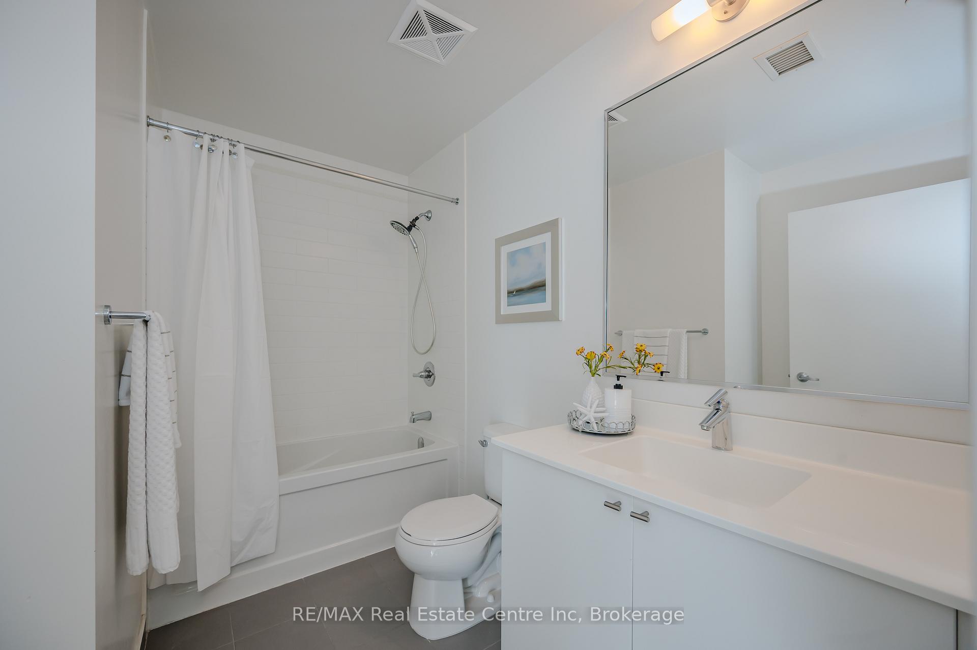 2 Bedrooms Condo at 18 Rean, Toronto For sale