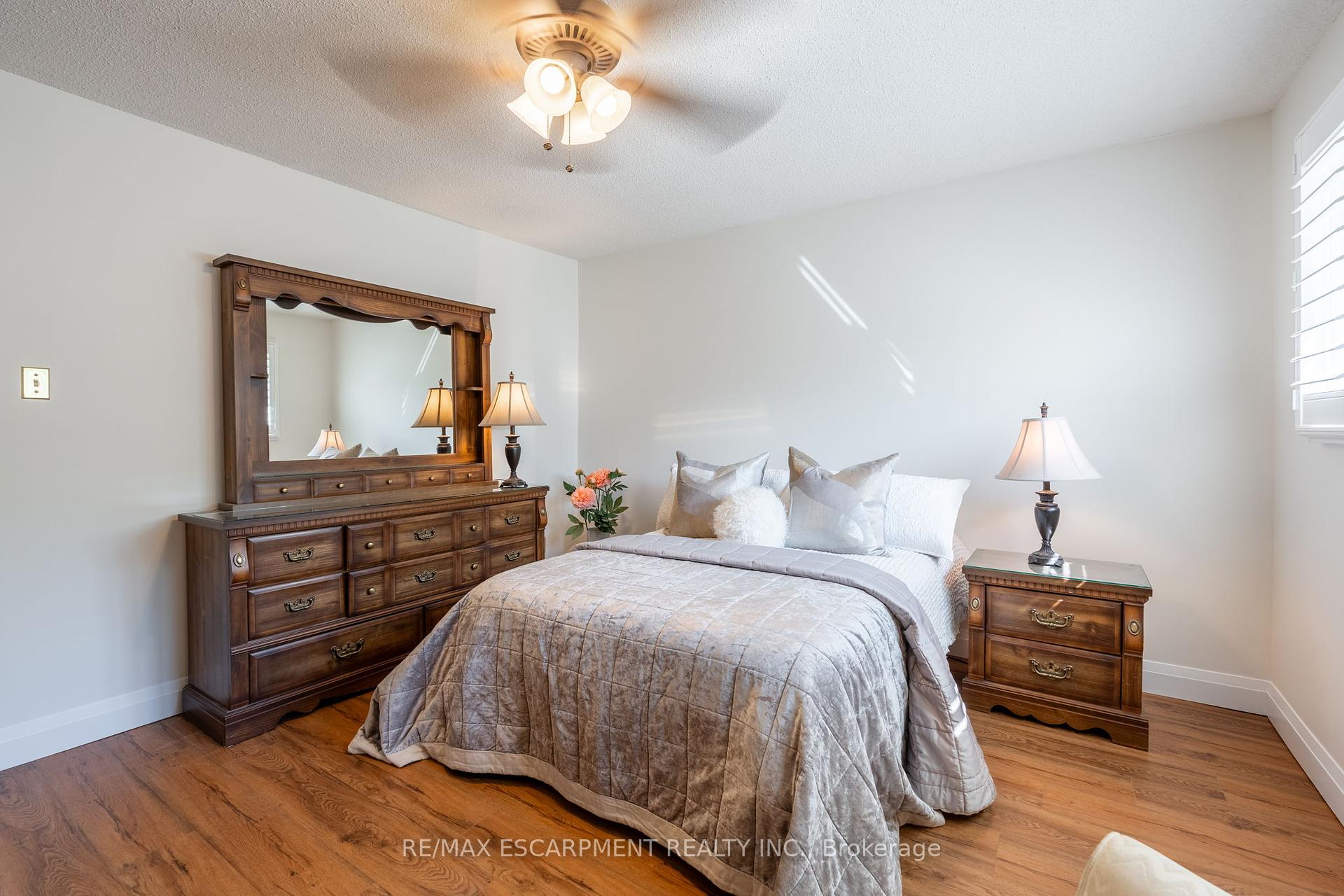 3 Bedrooms Condo at 2301 Cavendish, Burlington For sale