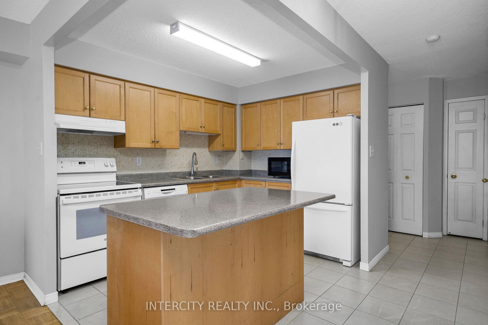 3 Bedrooms Condo at 32 Tannery, Mississauga For sale
