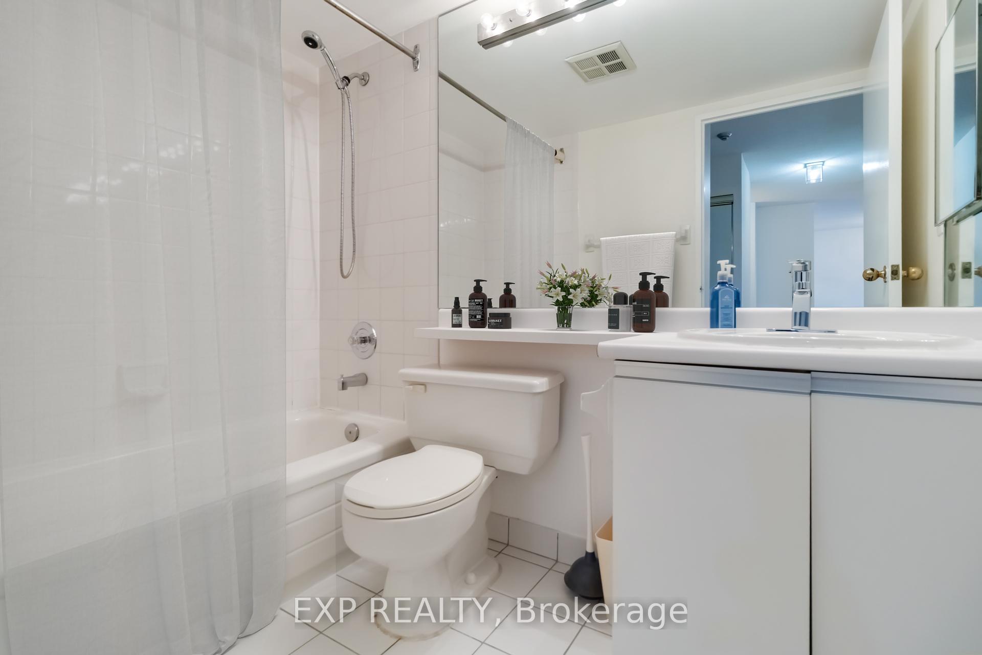 2 Bedrooms Condo at 550 Webb, Mississauga For sale