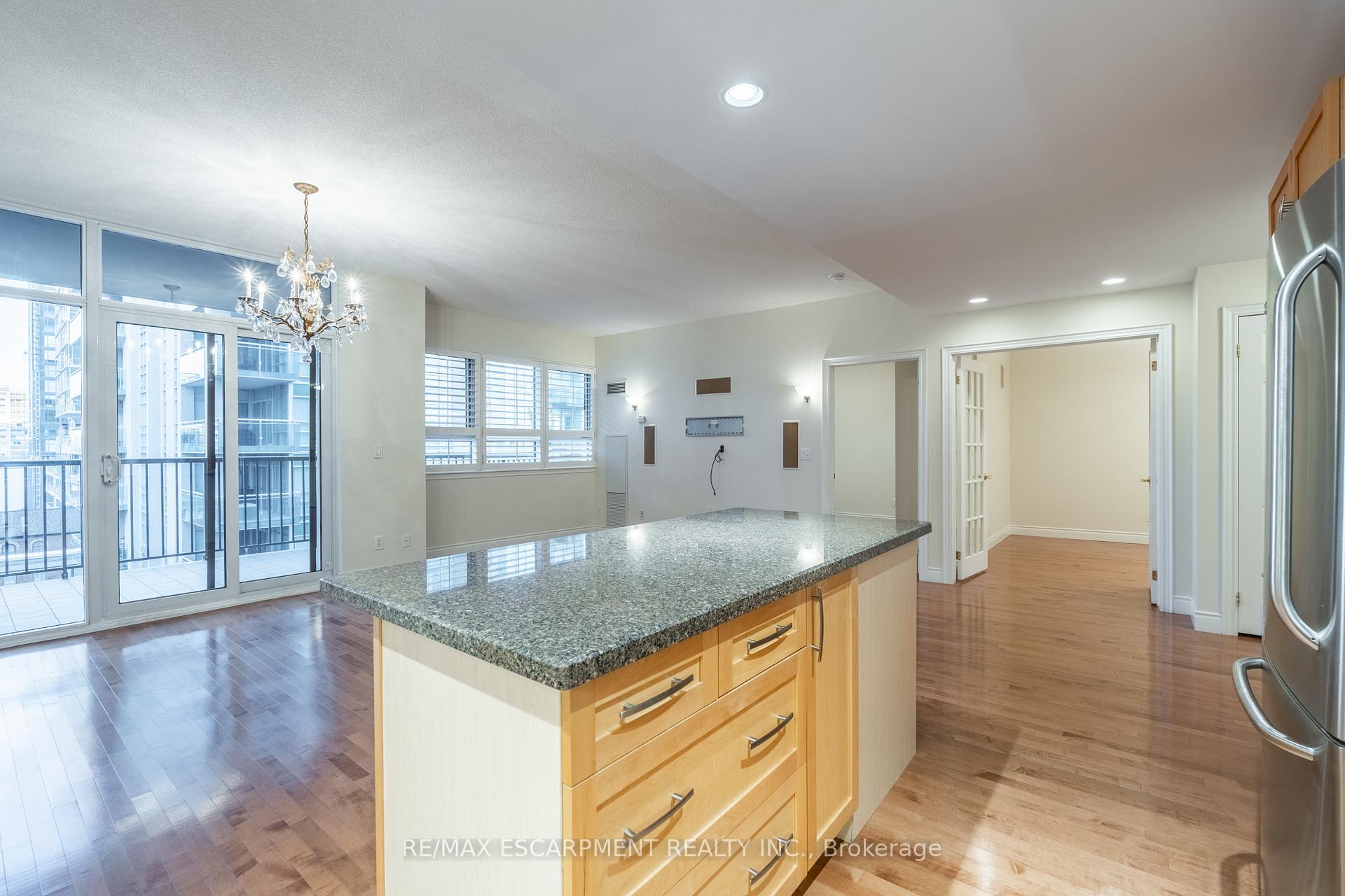 2 Bedrooms Condo at 399 Elizabeth, Burlington For sale