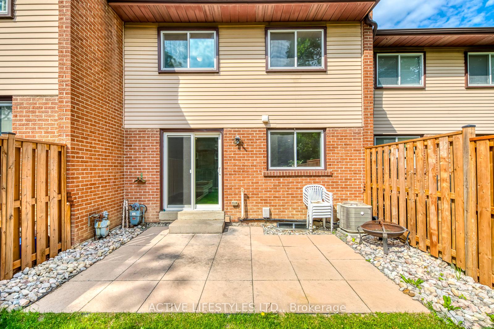 4 Bedrooms Condo at 2301 Derry, Mississauga For sale
