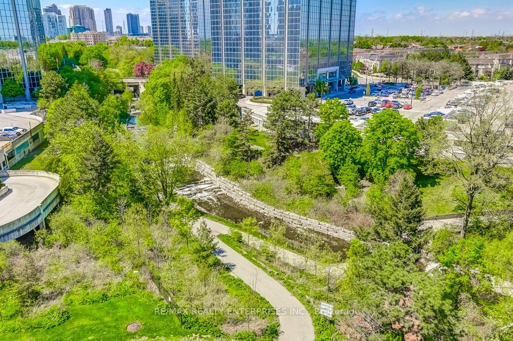2 Bedrooms Condo at 80 Absolute, Mississauga For sale