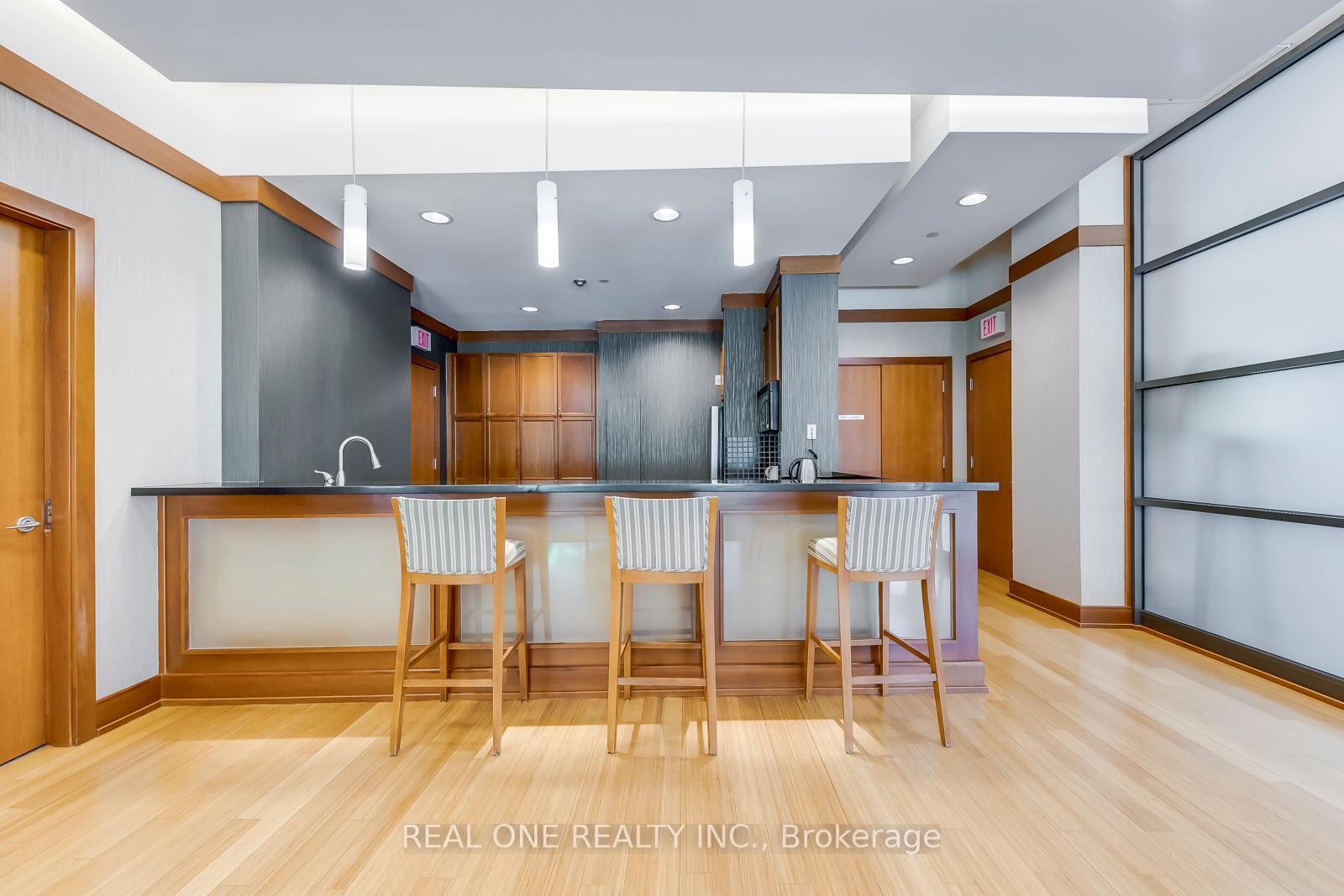 2 Bedrooms Condo at 65 Port,  Mississauga For sale