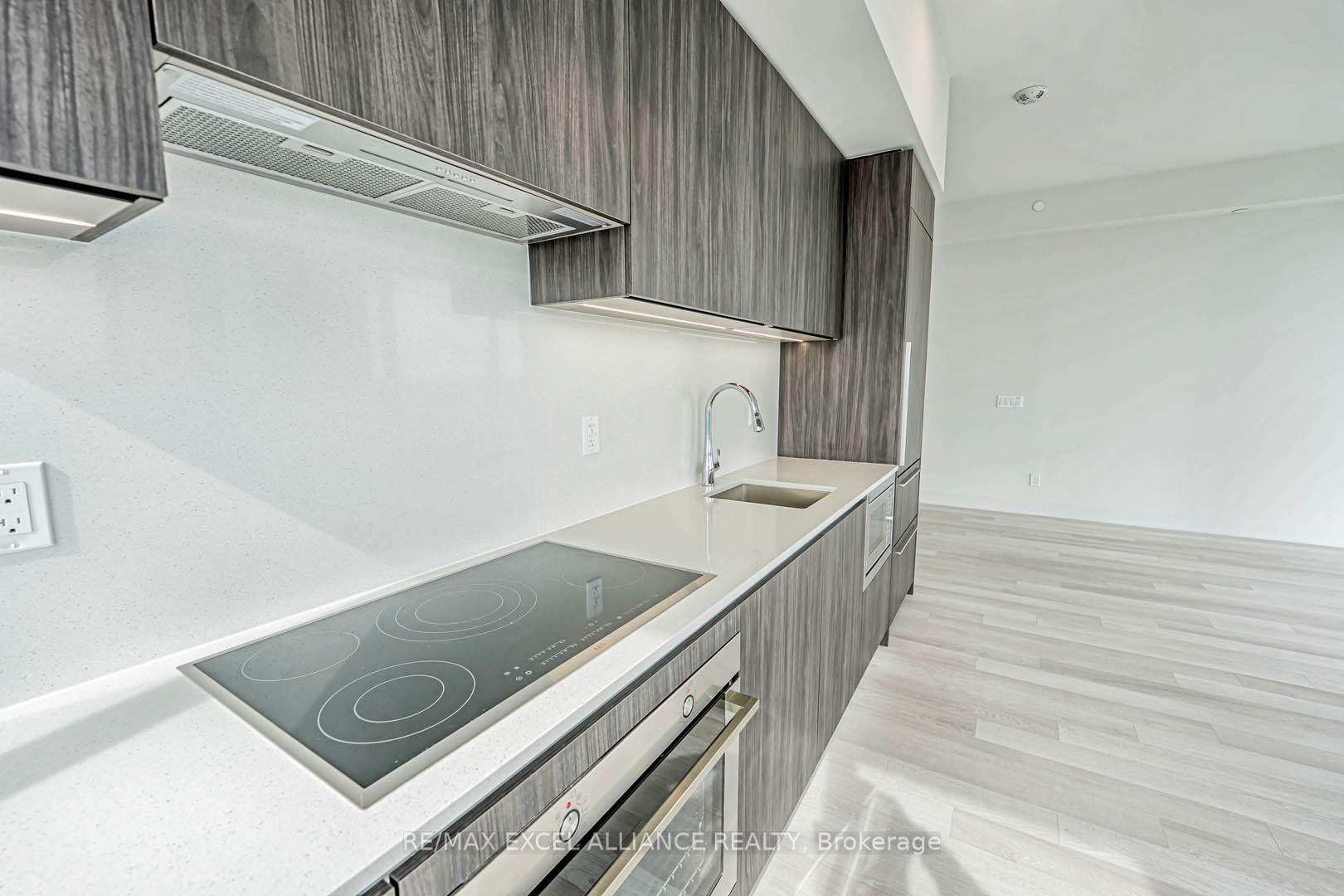 3 Bedrooms Condo at 8 Cumberland,  Toronto For sale