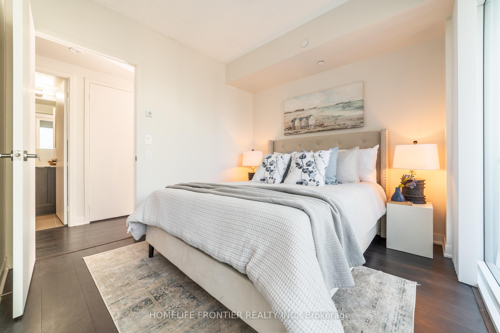 2 Bedrooms Condo at 88 Harbour, Toronto For sale