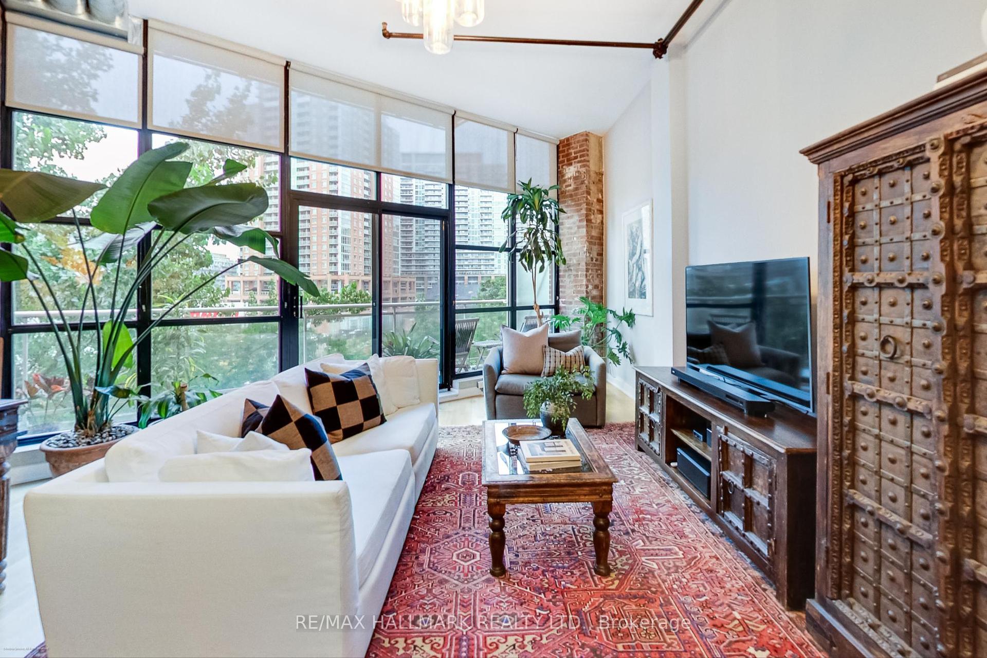 2 Bedrooms Condo at 43 Hanna, Toronto For sale