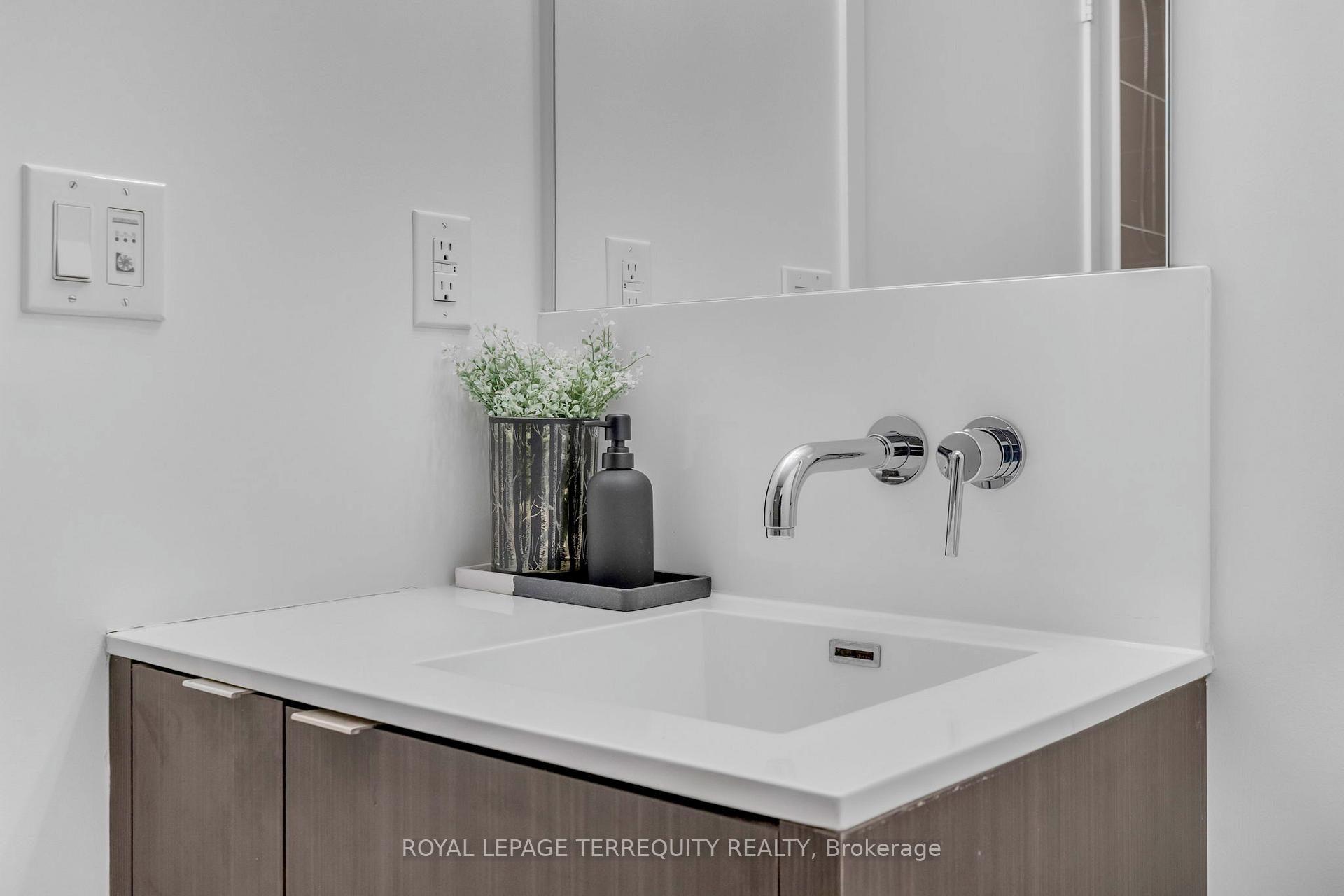 1 Bedroom Condo at 88 Harbour, Toronto For sale