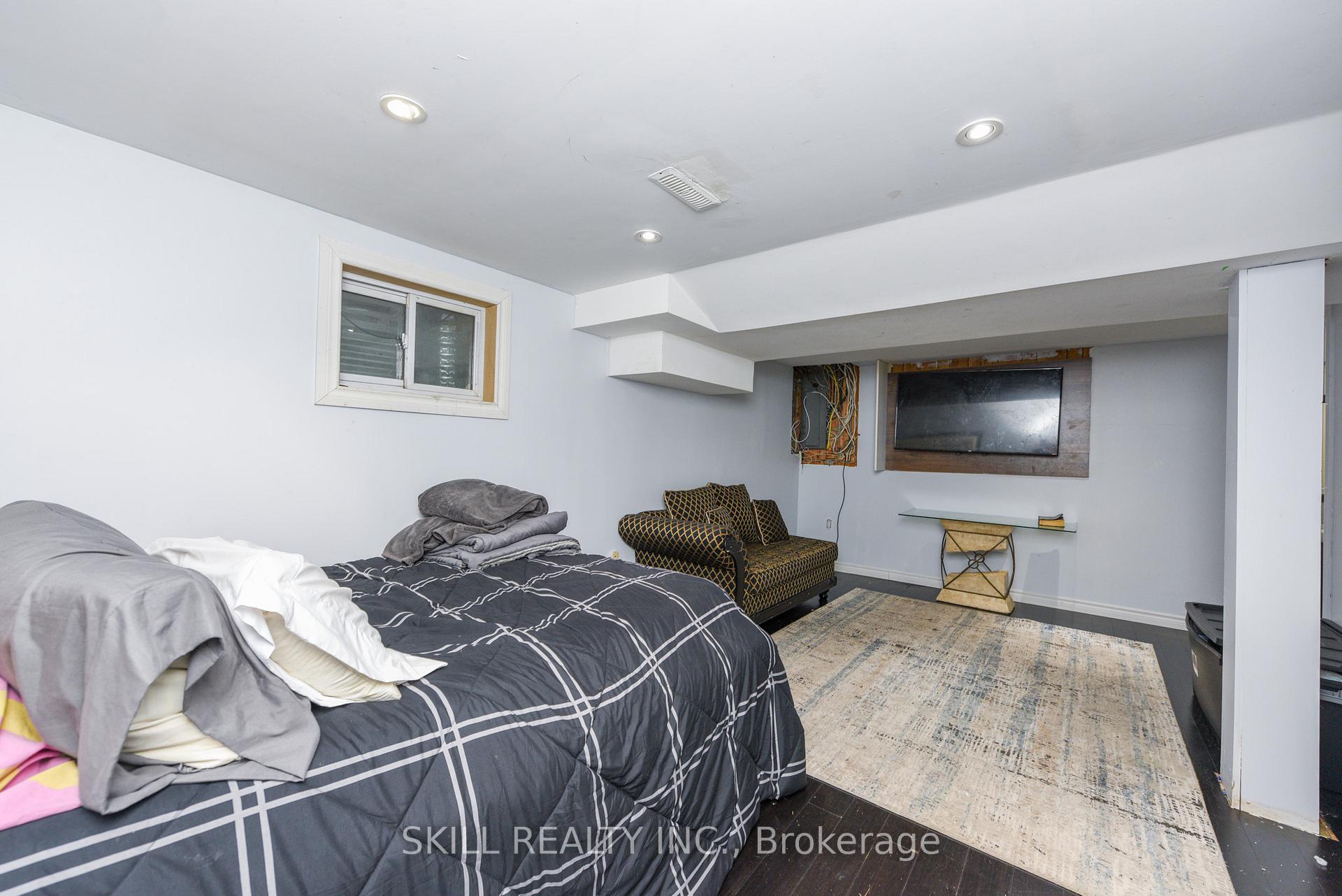 5 Bedrooms Condo at 7500 Goreway,  Mississauga For sale