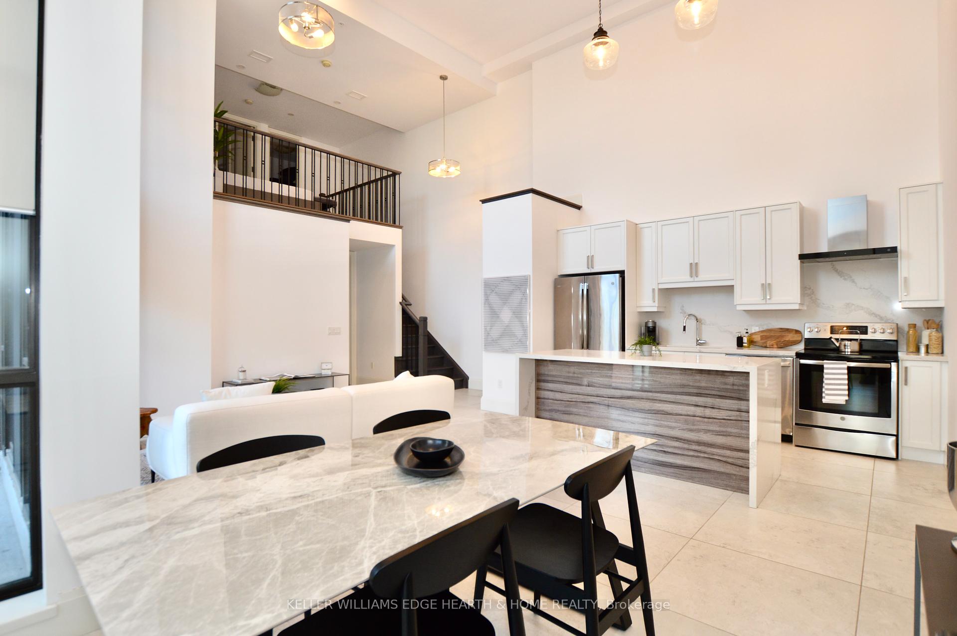 2 Bedrooms Condo at 112 King,  Hamilton For sale