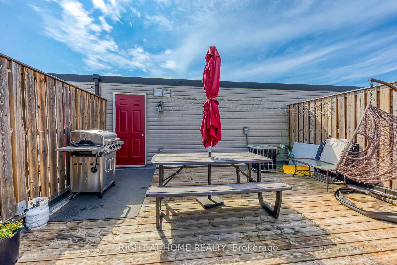 2 Bedrooms Condo at 605 Shoreline, Mississauga For sale
