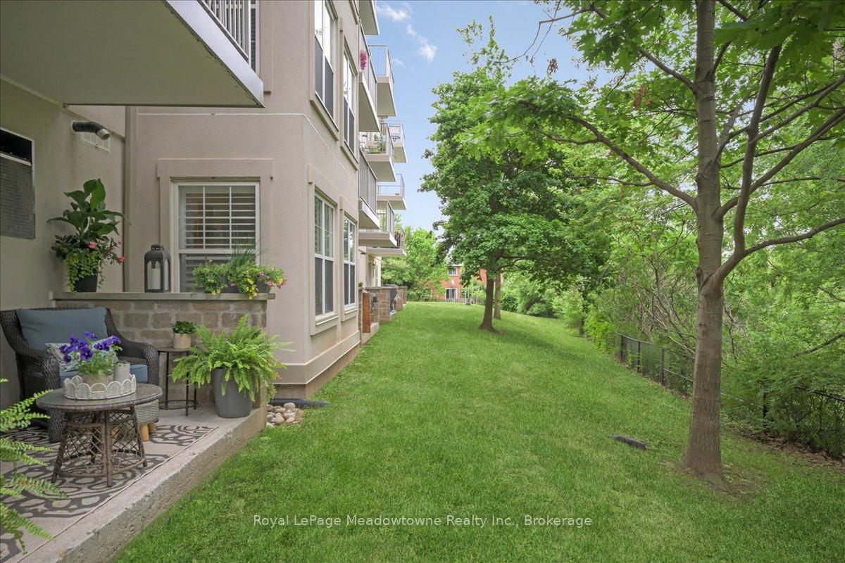 2 Bedrooms Condo at 1450 Bishops, Oakville For sale