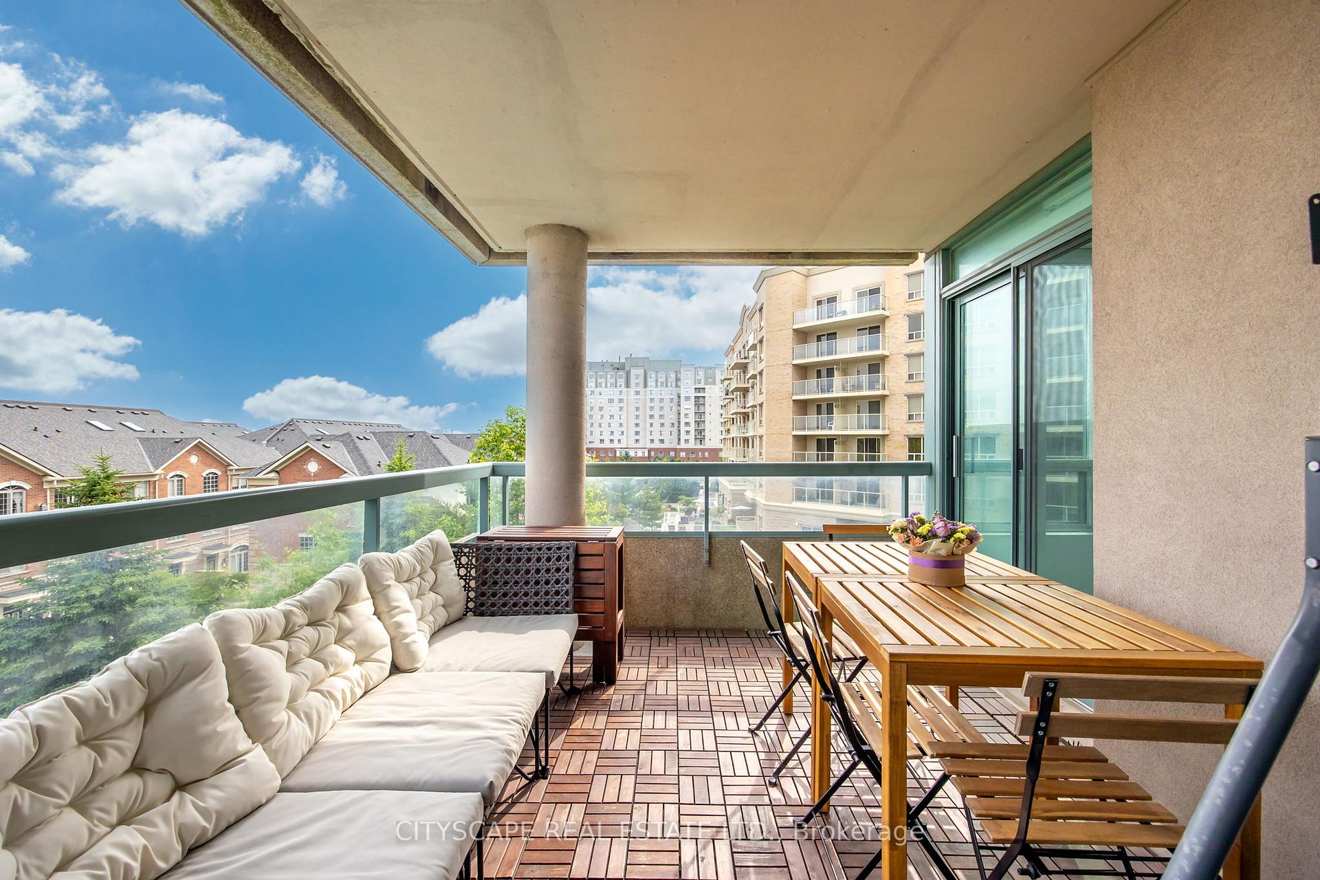 2 Bedrooms Condo at 5 Emerald, Vaughan For sale