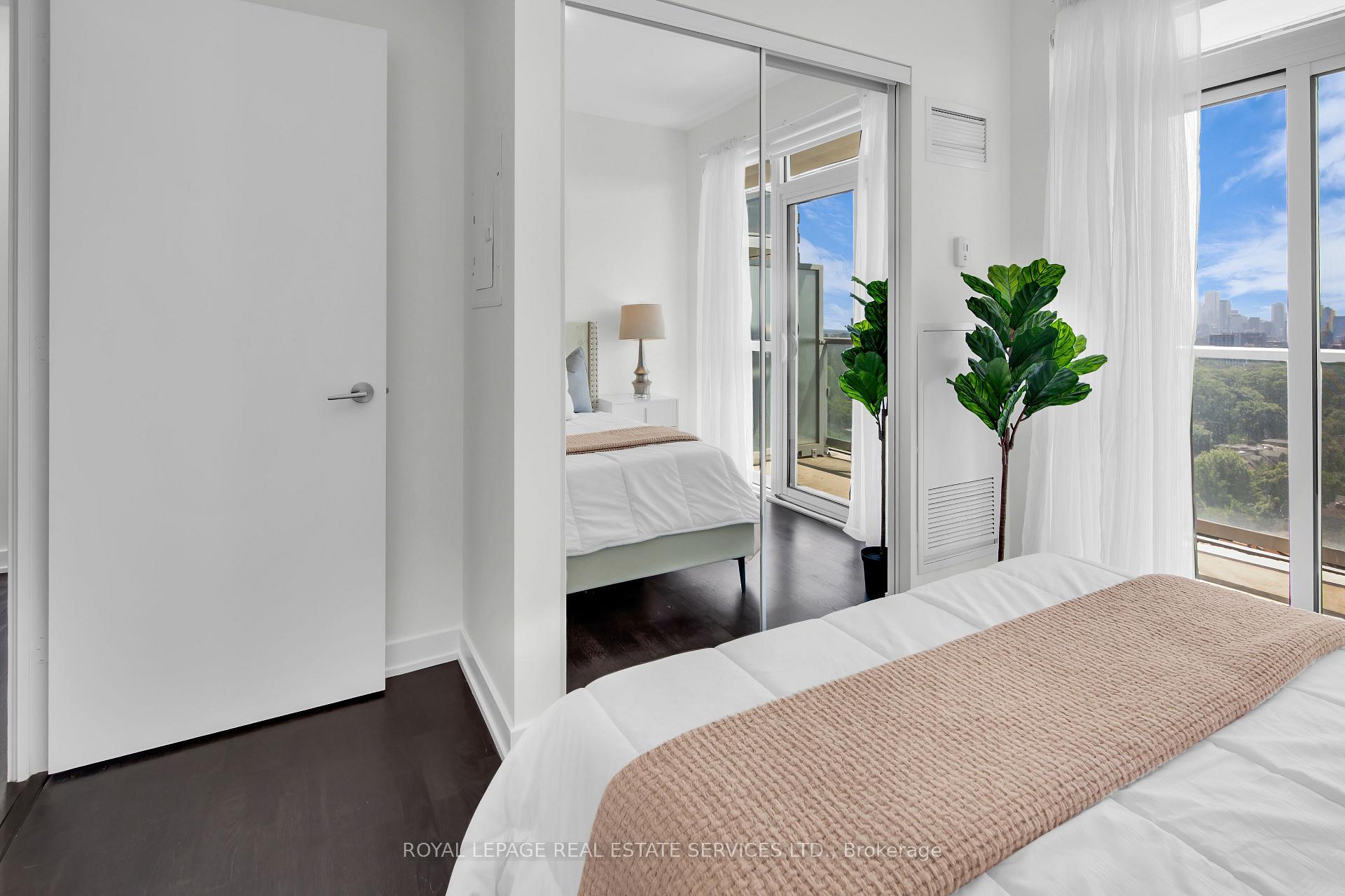 3 Bedrooms Condo at 501 St Clair, Toronto For sale