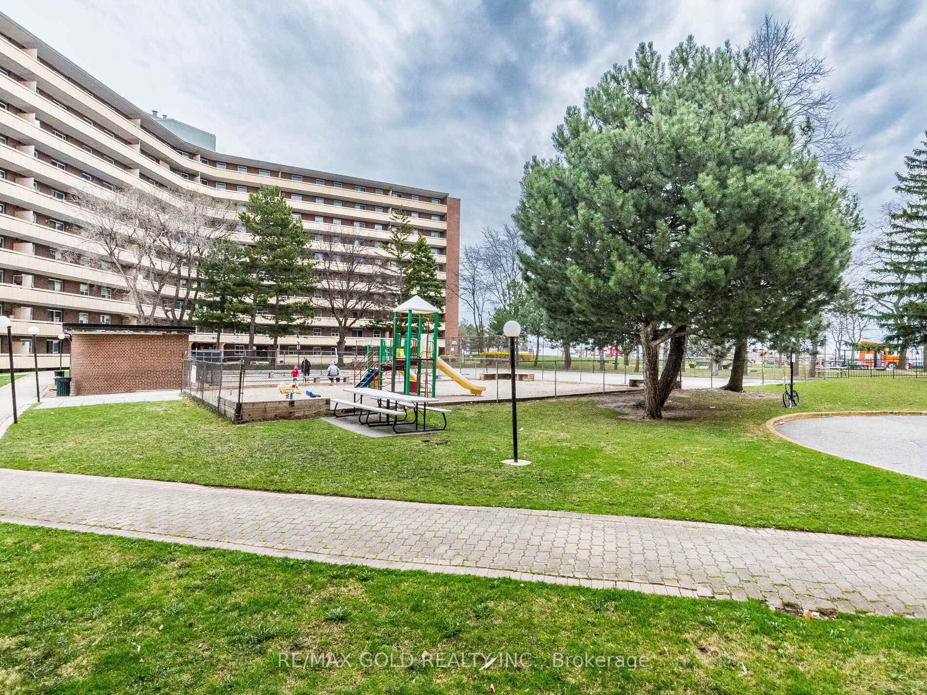 3 Bedrooms Condo at 3555 Derry,  Mississauga For sale