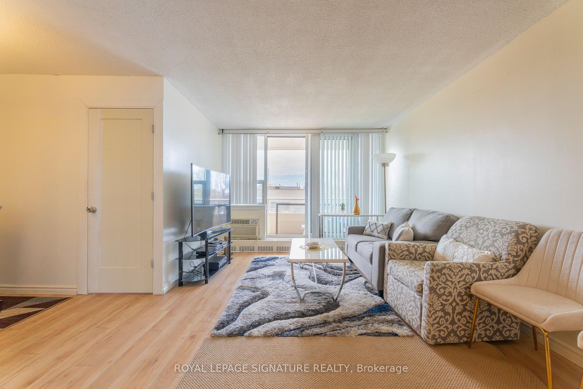 2 Bedrooms Condo at 15 Torrance, Toronto For sale