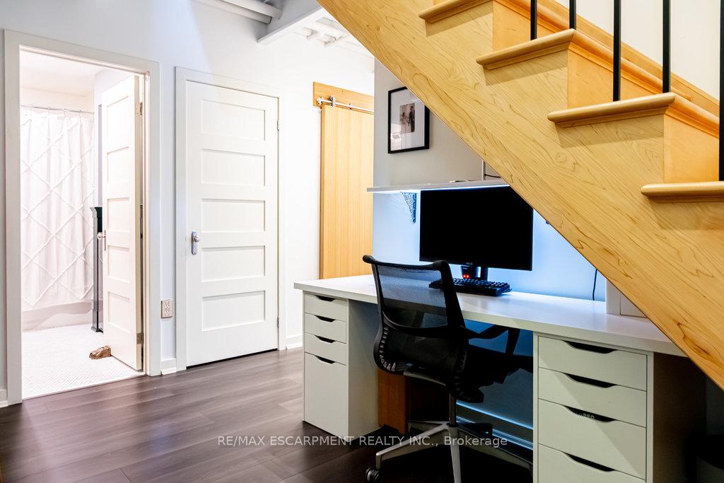 2 Bedrooms Condo at 66 Bay, Hamilton For sale