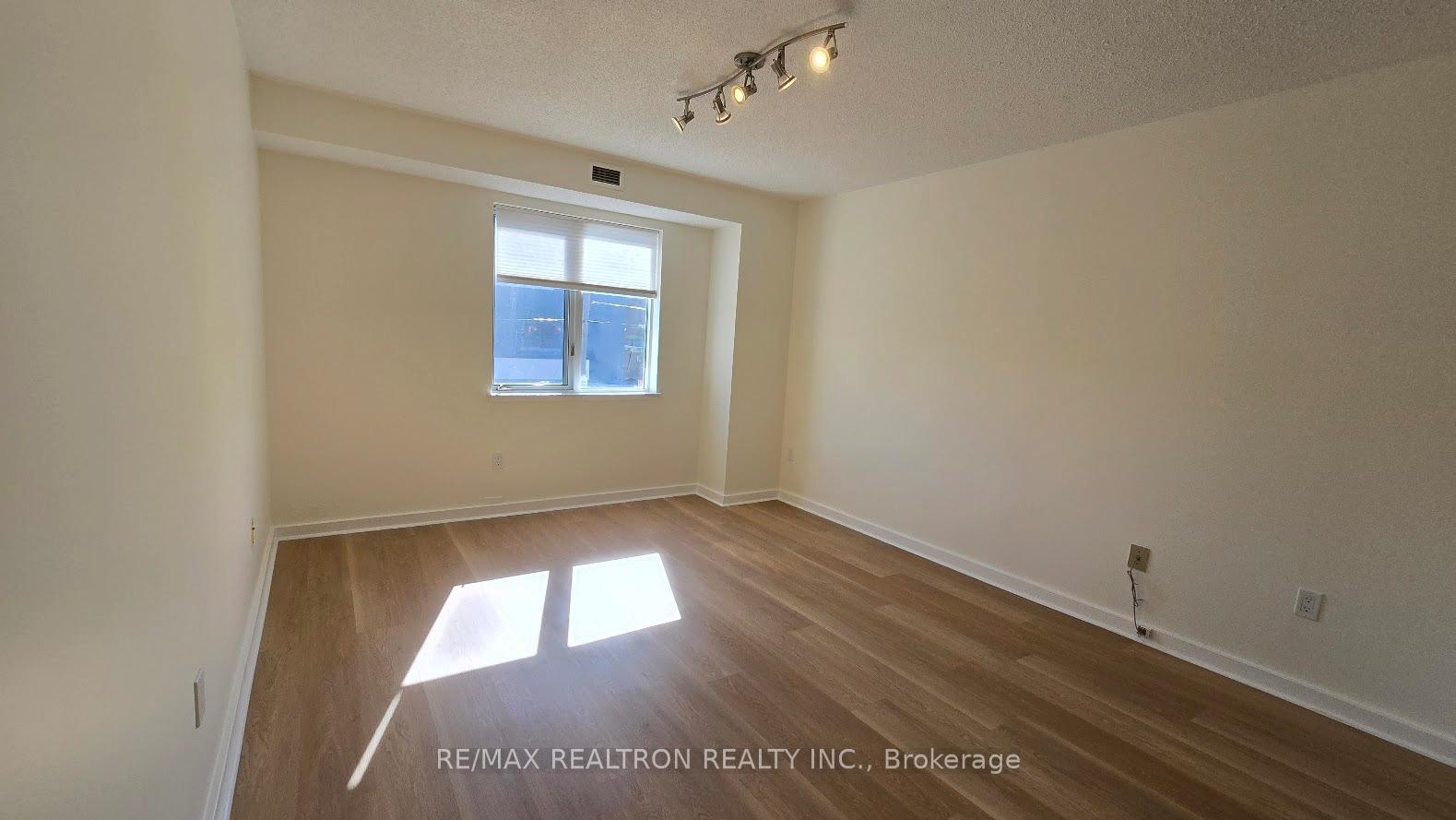 2 Bedrooms Condo at 70 Elmsthorpe, Toronto For sale