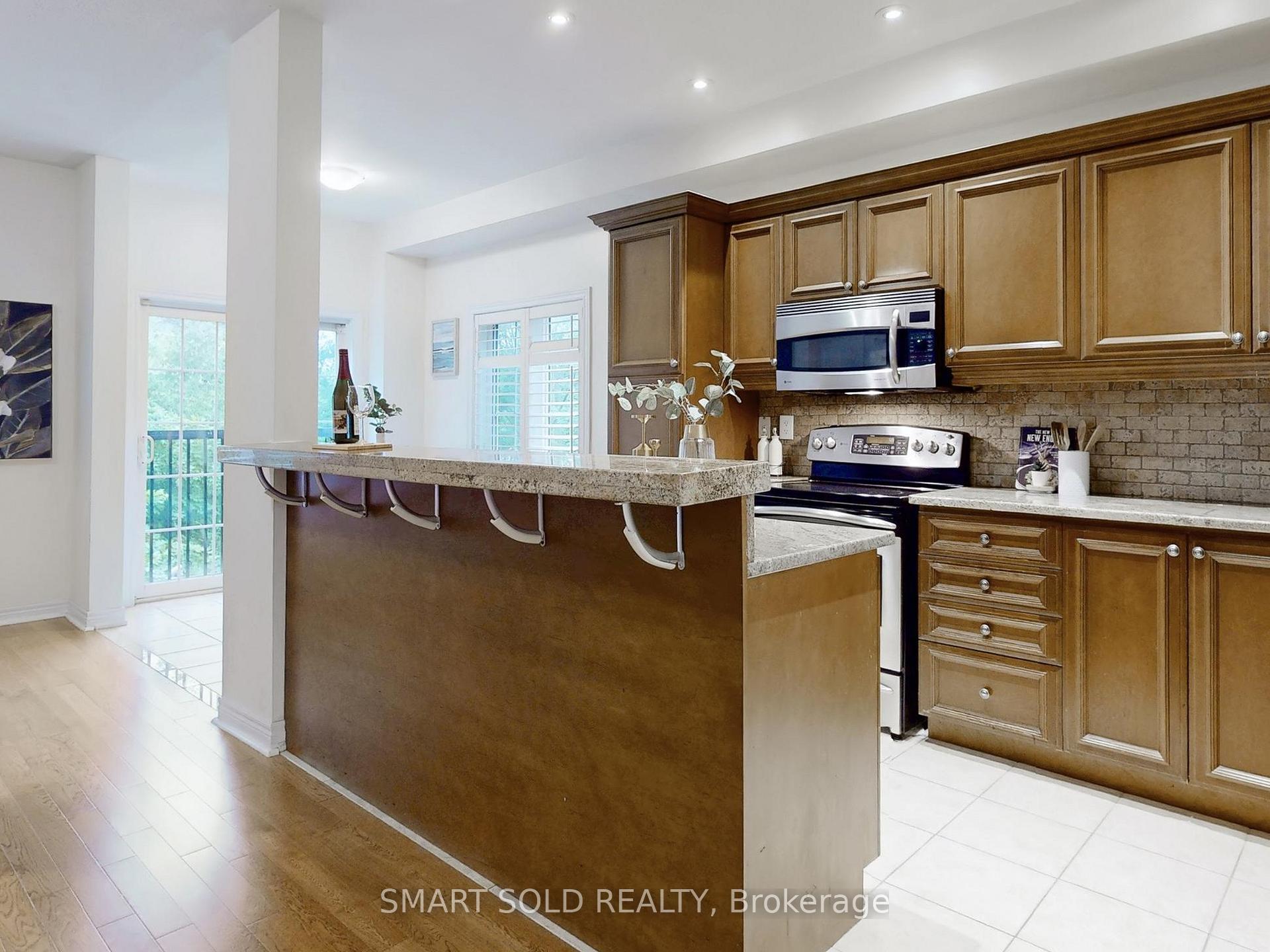 4 Bedrooms Condo at 230 Paisley, Mississauga For sale