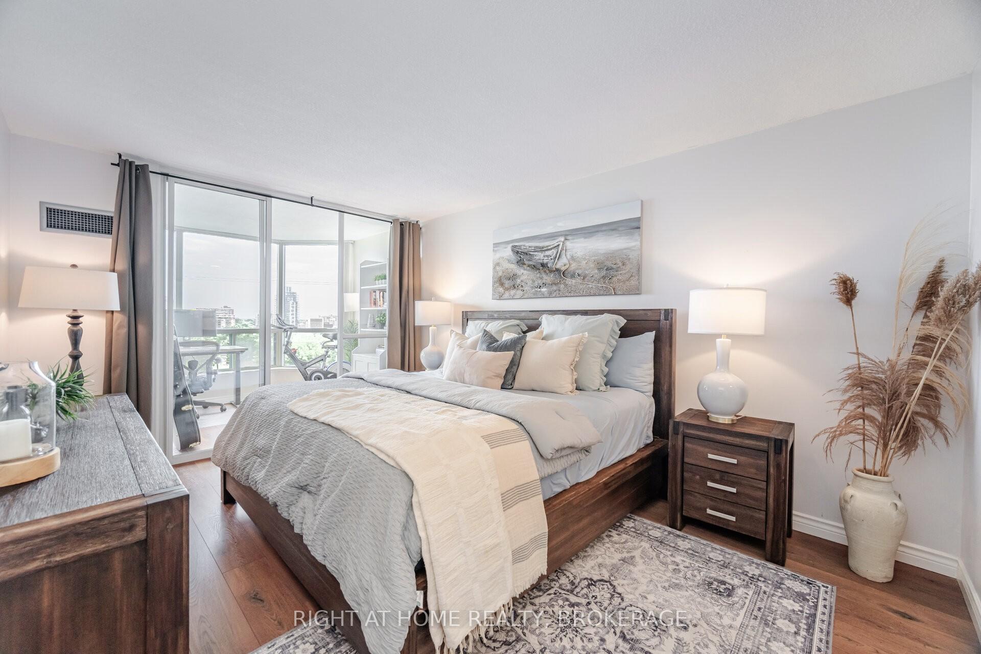 3 Bedrooms Condo at 1276 Maple Crossing, Burlington For sale