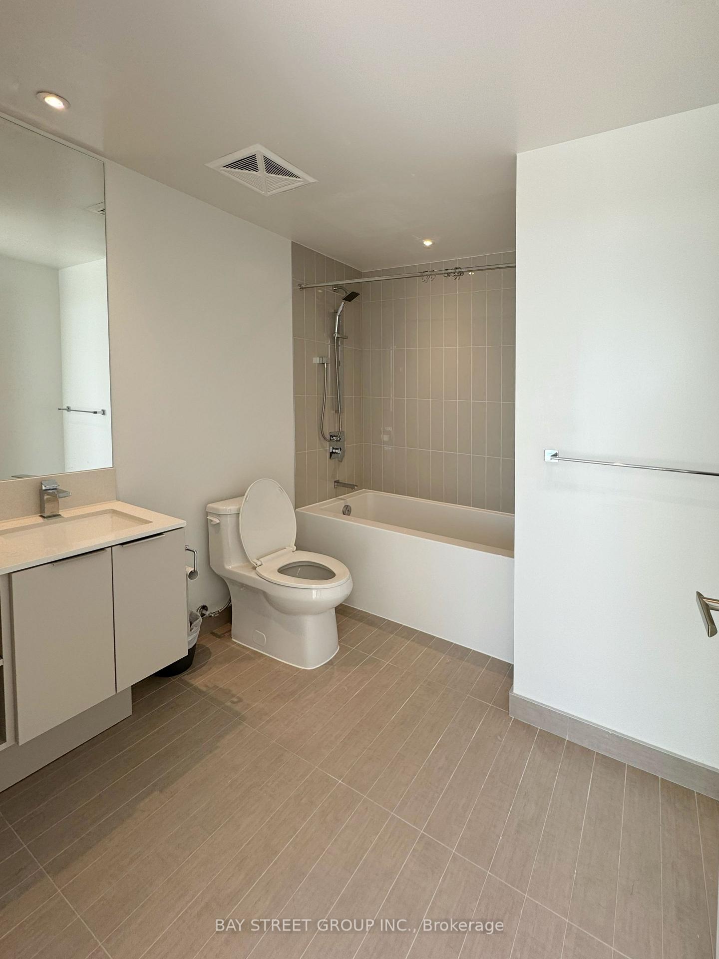2 Bedrooms Condo at 3900 Confederation, Mississauga For sale
