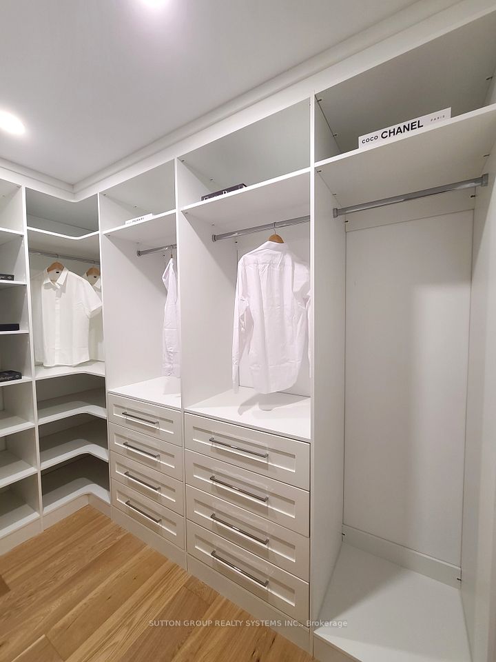 Master Walk-In