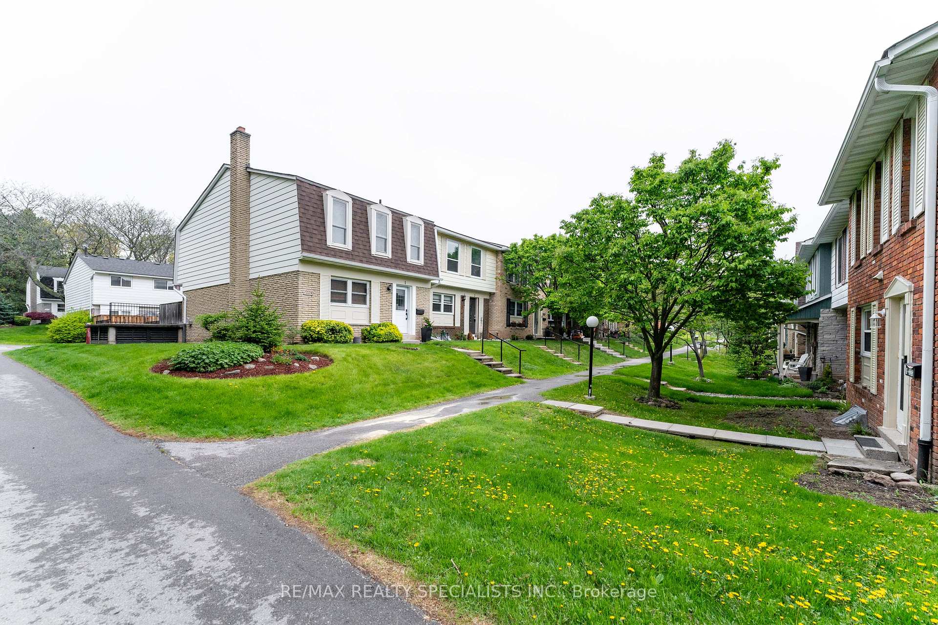 4 Bedrooms Condo at 2230 Upper Middle, Burlington For sale