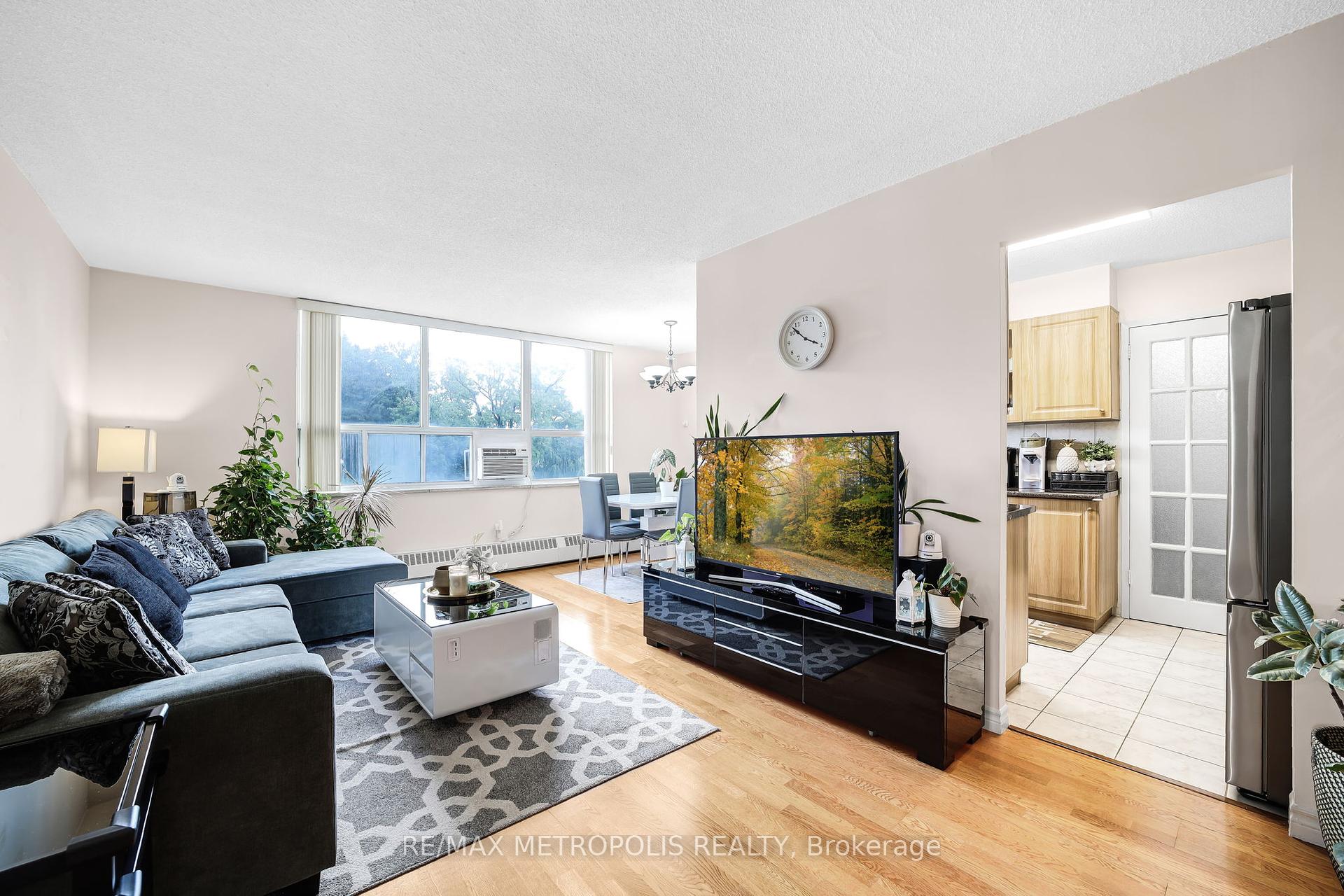 3 Bedrooms Condo at 5 Parkway Forest, Toronto For sale