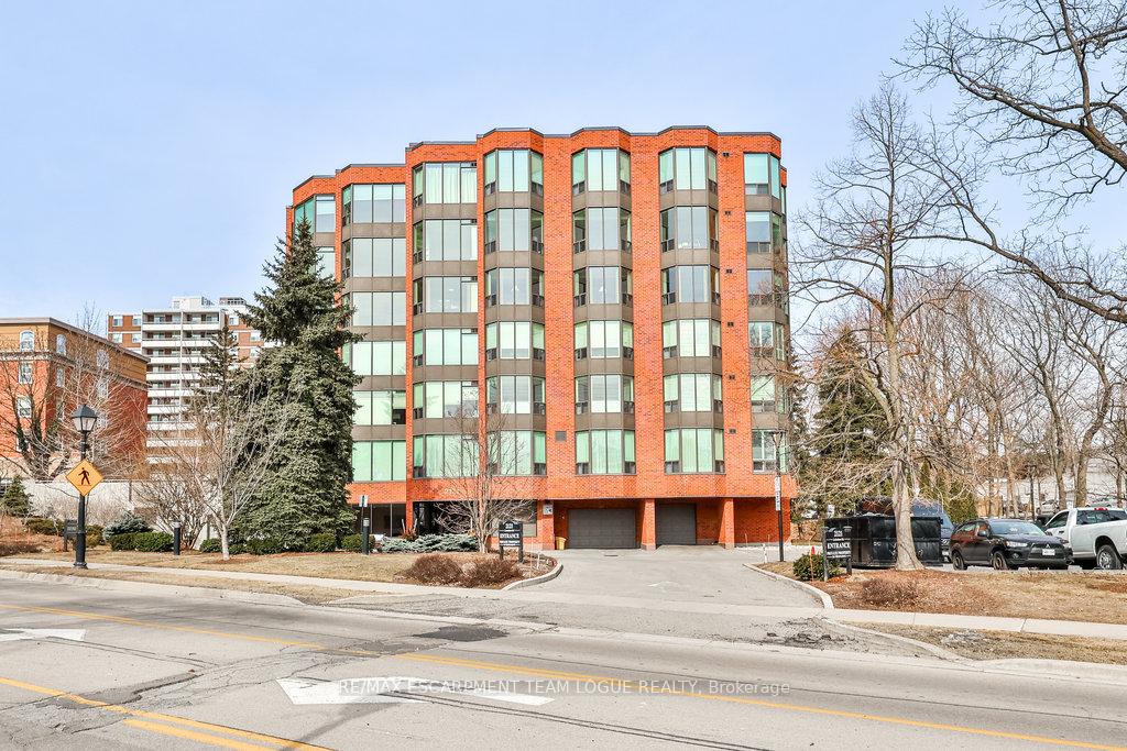 2 Bedrooms Condo at 2121 Lakeshore,  Burlington For sale