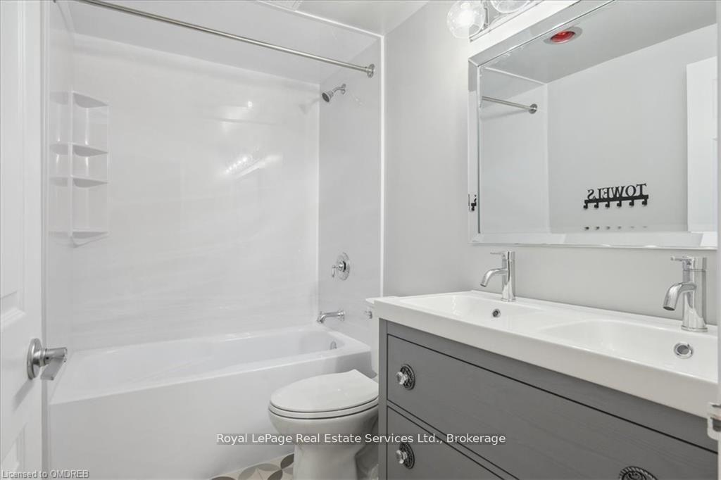 2 Bedrooms Condo at 162 REYNOLDS,  Oakville For sale