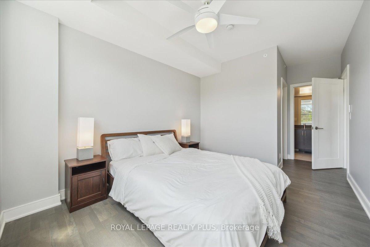 2 Bedrooms Condo at 1575 Lakeshore, Mississauga For sale