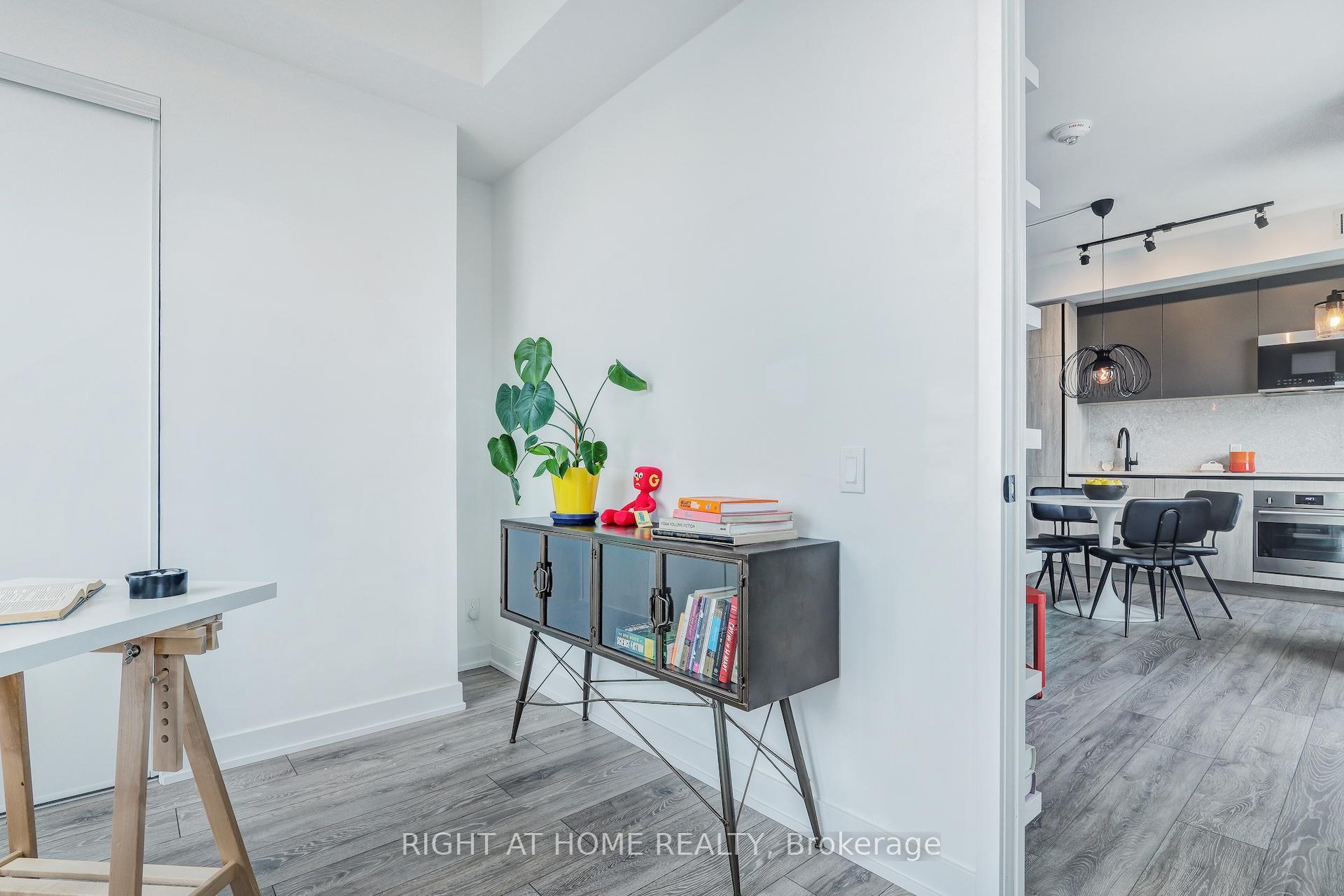 3 Bedrooms Condo at 108 Peter, Toronto For sale